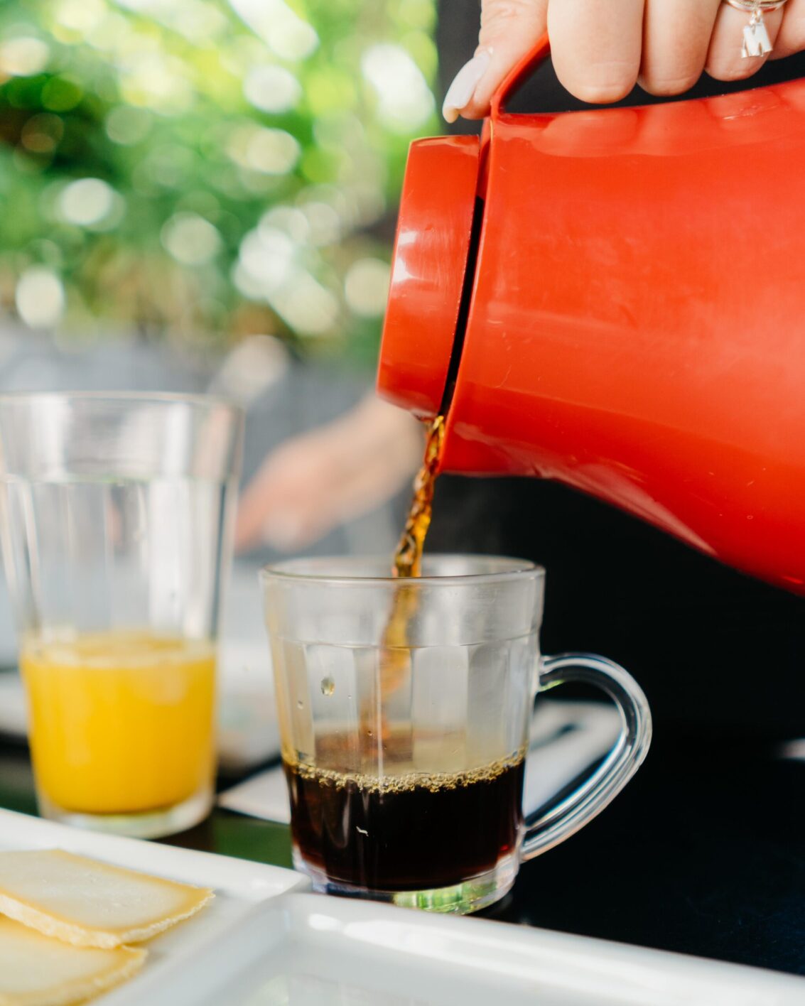 Café da manhã - Café coado sendo servido na xícara