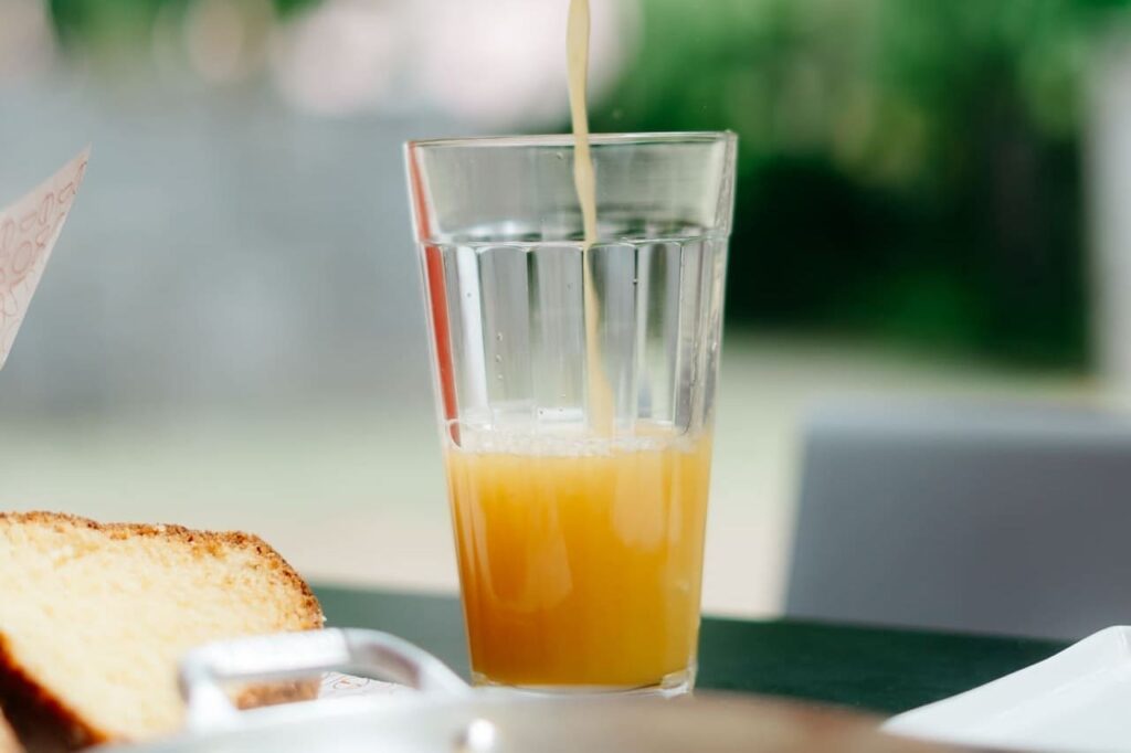 Copo de vidro com suco de laranja